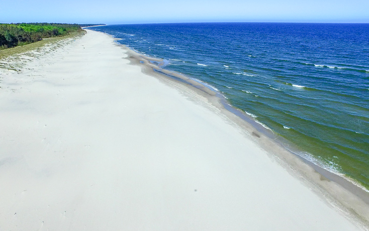 Dębki - widok na szeroka plażę