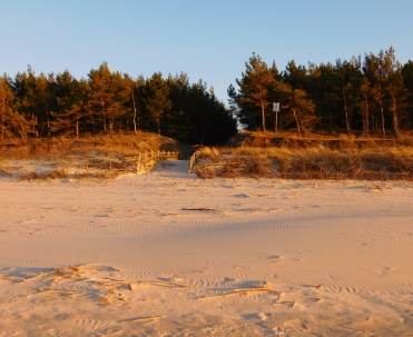 Dębki – plaża z przestrzenią do opalania, zabawy i długich spacerów